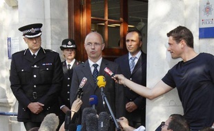 Cinq gendarmes français enquêtent désormais au Royaume-Uni sur la tuerie dont a été victime en Haute-Savoie une famille britannique, dans des conditions dont l'autopsie a fini de démontrer la sauvagerie, les victimes ayant reçu chacune deux balles dans la tête.