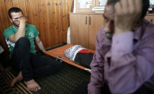 Les proches d'Ali Saad Dawabsha, le bébé palestinien brûlé vif dans un incendie criminel attribué à des colons israéliens, pleurent le défunt lors de ses funérailles à Douma, près de Naplouse en Cisjordanie, le 31 juillet 2015