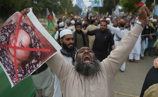 Un membre d'un parti religieux manifeste pour réclamer l'exécution d'Asia Bibi après le verdict de la Cour suprême.
