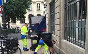 Un camion poubelle d'une société privée a assuré le ramassage ce mercredi.