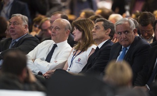 De gauche à droite: Gérard Larcher, Alain Juppé, Carla Bruni, Nicolas Sarkozy, Jean-Pierre Raffarin, au congrès des Républicains le 30 mai 2015 à Paris.
