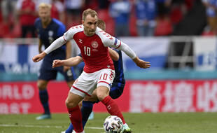 Le milieu de terrain du Danemark Christian Eriksen lors du match contre la Finlande samedi à Copenhague, avant de s'écrouler, victime d'un malaise.