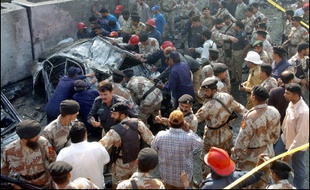 Un attentat-suicide à la voiture piégée visant un diplomate américain a fait au moins cinq morts - dont le diplomate - jeudi près du consulat américain de Karachi (sud du Pakistan)