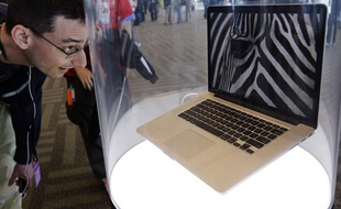 Un homme regarde un MacBook Pro à San Francisco le 11 juin 2012.