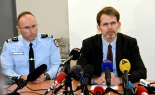 Le procureur Yves Delperie et le chef départemental de la gendarmerie le lieutenant-colonel Frederic Le Meur lors d'une conférence de presse le 17 février 2016 à Rodez