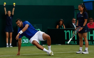 Jo-Wilfried Tsonga à terre lors de sa défaite contre Andy Murray en Coupe Davis, le 17 juillet 2015.