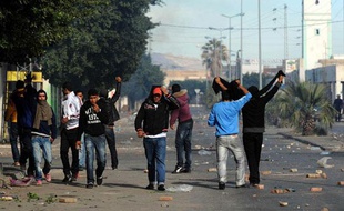 Des jeunes Tunisiens font face aux forces de l'ordre, à Regueb, près de Sidi Bouzid, le 10 janvier 2011