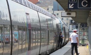 Nantes, le 28 aout 2015, train TER à destination de Sainte-Pazanne-Pornic.