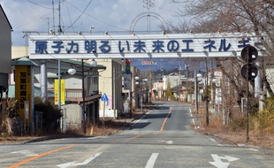 Photo prise le 10 mars 2014, montrant une pancarte claironnant: «L'énergie nucléaire, l'énergie d'un avenir radieux», à Futaba, près de Fukushima, au Japon.