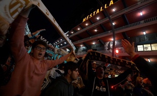 Les ultras du FC Valence étaient présents devant le stade Mestalla lors du match contre Getafe.