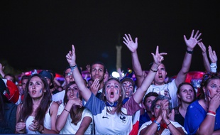 Supporters de l'équipe de France à la fan-zone de Bordeaux lors de l'Euro 2016.