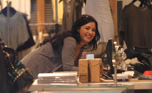Demi Lovato à Los Angeles, en séance shopping le 16 mars 2011