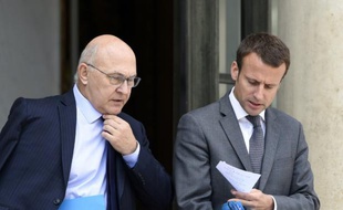 Les ministres des Finances, Michel Sapin, et de l'Economi,e Emmanuel Macron, à la sortie du Conseil des ministres le 29 juillet 2015 à l'Elysée à Paris
