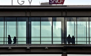 La SNCF aurait pour projet, afin de réduire sa dette, de mettre sur le marché les subventions que doit lui verser le syndicat des transport d'Ile-de-France (Stif) au titre de la cogestion des trains, affirment les Echos dans leur édition à paraître lundi.