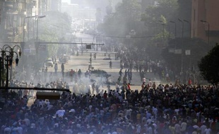 Les violences ont encore ensanglanté l'Egypte vendredi avec au moins 83 morts dans des heurts entre partisans du président déchu Mohamed Morsi et des forces de l'ordre autorisées à tirer, un appel des islamistes à manifester désormais quotidiennement.