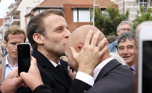 Emmanuel Macron embrasse le front d'un militant LREM le 26 mai 2019.Ludovic Marin/Pool via AP