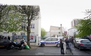 L'une des armes saisies lors de perquisitions menées ce week-end et lundi dans l'Essonne, notamment chez le mis en examen Yoni Palmier accusé d'assassinats, est celle qui a servi aux quatre meurtres perpétrés dans ce département entre novembre et avril, a-t-on indiqué de source proche de l'enquête.