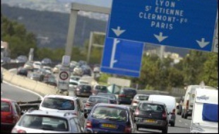 Les constructeurs européens ont dénoncé dimanche l'annonce faite vendredi par la Commission européenne qui va bientôt proposer une législation pour les contraindre à réduire les émissions de CO2 de leurs véhicules.