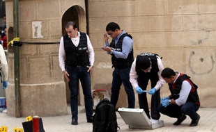 La police scientifique égyptienne examine la scène de crime, après l'attaque d'une église près du Caire, le 29 décembre 2017.