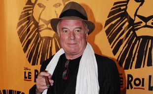 Le metteur en scène Jérôme Savary pose avant d'assister à l'avant-première de la comédie musicale «Le Roi Lion», le 4 octobre 2007 au théatre Mogador à Paris.