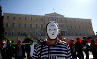 La Grèce retenait son souffle mercredi dans l'attente des conclusions du sommet de Bruxelles sur un allègement de son énorme dette, qui pourraient déboucher sur une mise sous tutelle plus étroite du pays, et précipiter une recomposition politique.