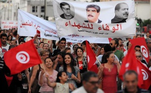 La coalition gouvernementale tunisienne dirigée par les islamistes d'Ennahda a présenté vendredi aux médiateurs de la crise politique tunisienne une proposition de compromis pour sortir de l'impasse tout en refusant à nouveau une démission immédiate du cabinet réclamée par l'opposition.