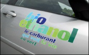 La France, très en retard sur certains pays comme le Brésil ou la Suède, va se doter de "pompes vertes" pour proposer un biocarburant meilleur marché mais elle manque encore pour le moment de voitures adaptées et d'un circuit de distribution.
