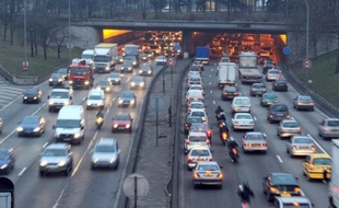 Jusqu'à 95% des citadins européens respirent un air trop pollué, principalement par les particules fines, relève l'Agence européenne pour l'Environnement (AEE) qui se base sur les critères de l'Organisation mondiale de la santé (OMS), dans un rapport publié lundi.