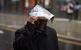 Un homme se protège de la pluie - Illustration