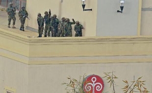 La police kényane détient cinq suspects dans l'attaque islamiste contre le centre commercial Westgate de Nairobi le 21 septembre, préférant examiner des échanges de SMS avant de les déférer devant la justice.
