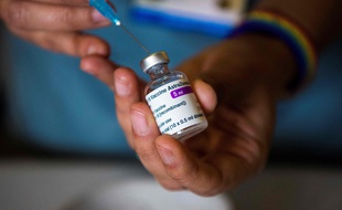 L'université d'Oxford a annoncé suspendre ses essais du vaccin AstraZeneca sur les enfants.