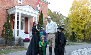 Captude d'écran d'une photo postée sur facebook de la famille Trudeaux déguisée pour Halloween.