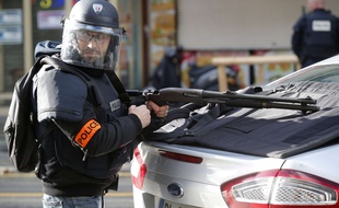 Un policier dans le quartier de la Goutte d'Or, à Paris, après l'attaque survenue devant un commissariat le 7 janvier 2015.