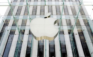 Le groupe informatique américain Apple a battu de nouveaux records lundi à Wall Street, dopé par une victoire judiciaire contre le rival sud-coréen Samsung qui pourrait lui permettre de renforcer sa position sur le marché des tablettes et des téléphones.