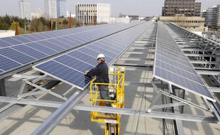 Nantes, 1500 m2 de panneaux solaires en cours d'installation en février 2009 sur le toit du parking du centre commercial Beaulieu. Cette centrale photovoltaique devrait couvrir les besoins en electricite d'une centaine de foyers a proximite du centre.
