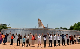 Des dizaines de Népalais se sont rassemblés le 25 mai 2015 devant les restes de la tour Dharahara à Katmandou, un mois après le séisme.