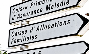 Des panneaux indiquant la CPAM, la Caf et l'Urssaf, au Mans.
