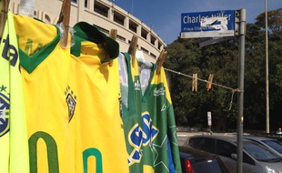 Un vendeur de maillots sur la Place Charles Miller, le 5 juillet 2014, à Sao Paulo.