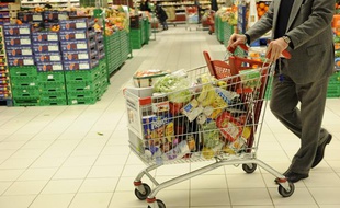 Une personne fait ses courses dans un supermarché.