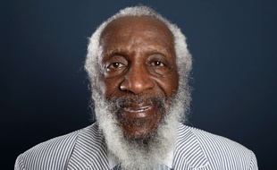 Le comédien et militant Dick Gregory s'est éteint le 20 août 2017 à l'âge de 84 ans.
