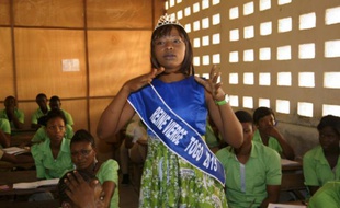 Pascaline Boukari "reine vierge" 2015 du Togo s'adresse à des étudiants à Lomé, le 23 février 2016