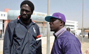 Des membres du mouvement de jeunes sénégalais Y'en a marre ont comparu mercredi à Dakar et plaidé non-coupable de "participation à une manifestation interdite", au moment ou devait se tenir un nouveau rassemblement interdit contre le président Abdoulaye Wade.