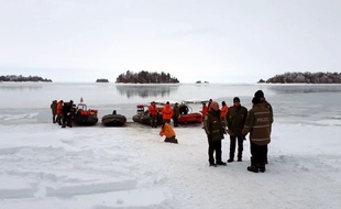 La police et des secours préparent une opération de sauvetage au lac Saint-Jean, au Québec, le 25 janvier 2020.