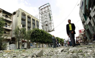 Destructions dans les rues de Sanaa, le 31 août 2015 après un raid de la coalition conduite par l'Arabie saoudite