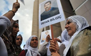 Le procès controversé de 44 journalistes accusés de liens avec les rebelles kurdes du Parti des travailleurs du Kurdistan (PKK) a débuté lundi à Istanbul en présence de nombreux militants des droits de la presse et de parlementaires dénonçant une atteinte à la liberté d'expression.