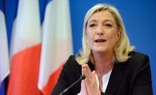 Marine Le Pen, la présidente du FN, a estimé mercredi que Jérôme Cahuzac pouvait rester ministre, mais pas du budget, en raison d'un "conflit d'intérêts" après l'ouverture à son sujet d'une enquête préliminaire pour blanchiment de fraude fiscale.
