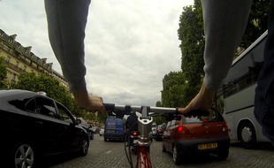 Un cycliste circule sur les Champs-Elysées le 26 juin 2013 à Paris.