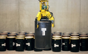 Un fût métallique, renfermant des déchets nucléaires au centre de stockage FMA (faible et moyenne activité) de l'Andra, le 28 novembre 2005 à Soulaines-Dhuys (Aube).