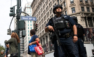 Un policier à New York le 19 septembre 2016, deux jours après l'attentat qui a fait 29 blessés dans le quartier de Chelsea.