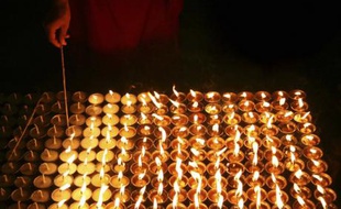 Un moine bouddhiste prie pour le Tibet, à Katmandou, le 16 mars 2008
